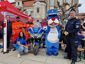 Zdjęcie przedstawia: policjantów, ratowników medycznych, Sznupka podczas zdjęcia pozowanego.