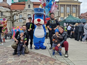 Zdjęcie przedstawia: rodziców z dziećmi, Sznupka i uczniów klasy mundurowej podczas zdjęcia pozowanego.