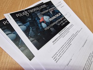 Zdjęcie przedstawia: kwestionariusz osobowy kandydata do służby w policji.