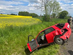 Zdjęcie przedstawia: samochód osobowy w rowie melioracyjnym.