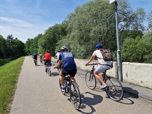 Zdjęcie przedstawia: rowerzystów podczas przejazdu.