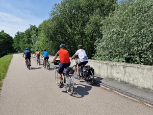 Zdjęcie przedstawia: rowerzystów podczas przejazdu.