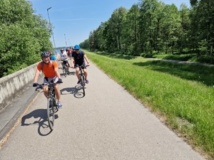 Zdjęcie przedstawia: rowerzystów podczas przejazdu zaporą.