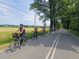 Zdjęcie przedstawia: rowerzystów podczas przejazdu jezdnią.