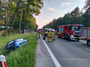 Zdjęcie przedstawia: uszkodzony pojazd w wyniku zdarzenia drogowego. Samochód leży w rowie.