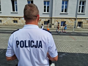 Zdjęcie przedstawia: umundurowanego policjanta w miasteczku rowerowym