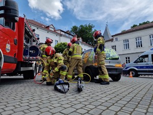 Zdjęcie przedstawia: strażaków podczas działań