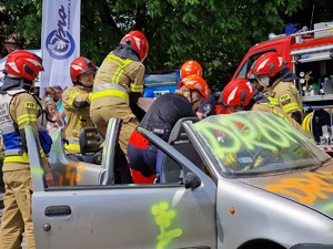 Zdjęcie przedstawia: strażaków oraz ratowników medycznych udzielających pomocy