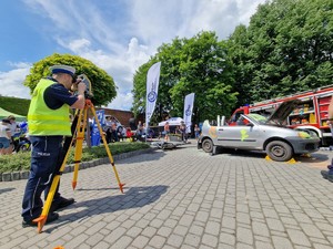 Zdjęcie przedstawia: umundurowanego policjanta przed przyrządem pomiarowym