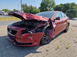 Zdjęcie przedstawia uszkodzony samochód.