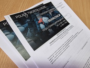 Zdjęcie przedstawia: kwestionariusze osobowe kandydata do Policji.
