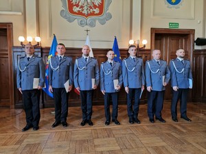 Zdjęcie przedstawia: policjantów stojących w rzędzie.