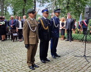 Zdjęcie przedstawia: mundurowych stojących na baczność.