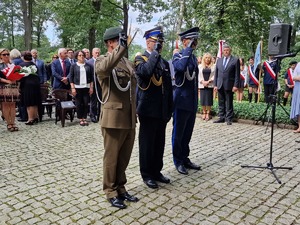 Zdjęcie przedstawia: trzech salutujących mundurowych.