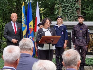 Zdjęcie przedstawia: przemawiającą kobietę.