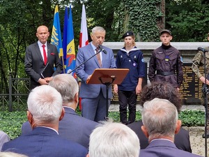 Zdjęcie przedstawia: przemawiającego mężczyznę.