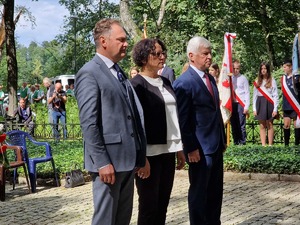 Zdjęcie przedstawia: delegacje składające znicze i kwiaty pod pomnikiem.