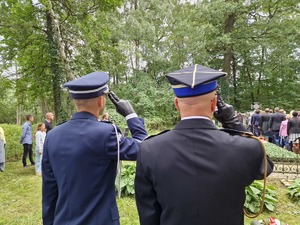 Zdjęcie przedstawia: salutujących mundurowych.