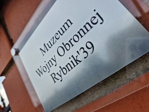 Zdjęcie przedstawia: tabliczkę informacyjną o muzeum.