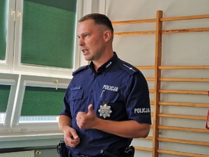 Zdjęcie przedstawia umundurowanego policjanta.