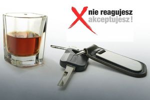 Zdjęcie przedstawia szklankę z płynem, kluczyki do samochodu i grafikę o treści Nie reagujesz-akceptujesz.