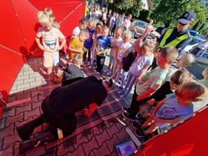 Zdjęcie przedstawia: grupę dzieci obserwujących ćwiczenia z wykorzystaniem fantoma.