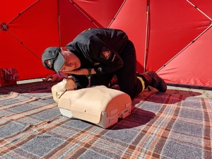 Zdjęcie przedstawia: strażaka podczas nauki zasad udzielania pierwszej pomocy.