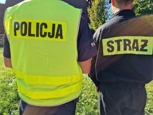 Zdjęcie przedstawia: napisy o treści Policja i Straż na mundurach.