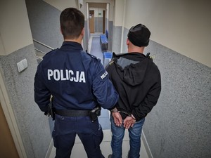 Zdjęcie przedstawia umundurowanego policjanta wraz zatrzymanym mężczyzną.