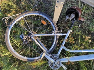 Zdjęcie przedstawia: zniszczony tył roweru.