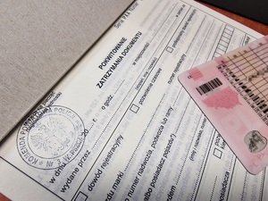 Zdjęcie przedstawia: prawo jazdy leżące na druku o nazwie: Pokwitowanie zatrzymania dokumentu.