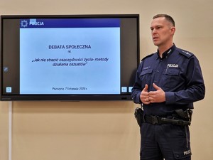 Zdjęcie przedstawia: umundurowanego policjanta.