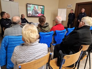 Zdjęcie przedstawia: uczestników spotkania podczas oglądania spotów profilaktycznych.