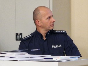 Zdjęcie przedstawia: umundurowanego policjanta.