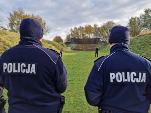 Zdjęcie przedstawia: policyjnych instruktorów podczas pokazu strzeleckiego na strzelnicy.