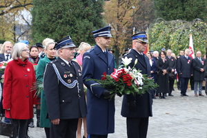 Zdjęcie przedstawia: delegację mundurowych z kwiatami.