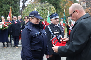 Zdjęcie przedstawia: umundurowaną policjantkę oraz mundurowego podczas odznaczenia.