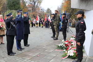 Zdjęcie przedstawia: mundurowych podczas oddawania honoru.