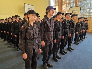 Zdjęcie przedstawia: zebranych uczniów klas mundurowych.