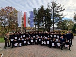 Zdjęcie przedstawia: uczniów klas mundurowych wraz z dyrektorem, kadrą pedagogiczną i mundurowymi.