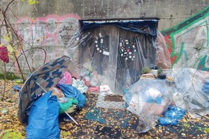 Zdjęcie przedstawia: miejsce przebywania osób bezdomnych.