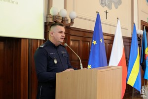 Zdjęcie przedstawia: umundurowanego policjanta podczas przemówienia.