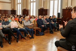 Zdjęcie przedstawia: uczestników konferencji siedzących na sali.