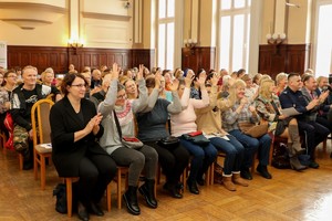 Zdjęcie przedstawia: uczestników spotkania na sali sesyjnej.