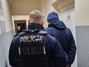 Zdjęcie przedstawia umundurowanego policjanta z zatrzymanym mężczyzną.