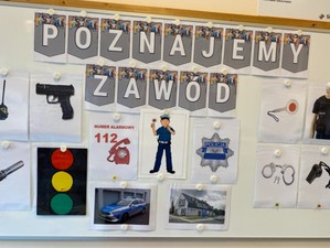 Zdjęcie przedstawia: gazetkę w przedszkolu, gdzie jest ukazany zawód policjanta.