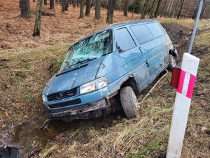 Zdjęcie przedstawia: uszkodzony samochód w rowie.