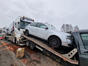 Zdjęcie przedstawia: lawetę. która przewoziła samochody i uczestniczyła w zdarzeniu drogowym.