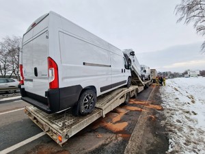 Zdjęcie przedstawia: ciąg pojazdów biorących udział w zdarzeniu drogowym.