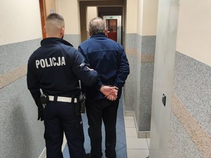 Zdjęcie przedstawia: umundurowanego policjanta wraz z zatrzymanym mężczyzną.